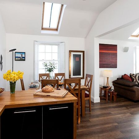 Finest Retreats - Lighthouse Cottage Rampside Exterior photo